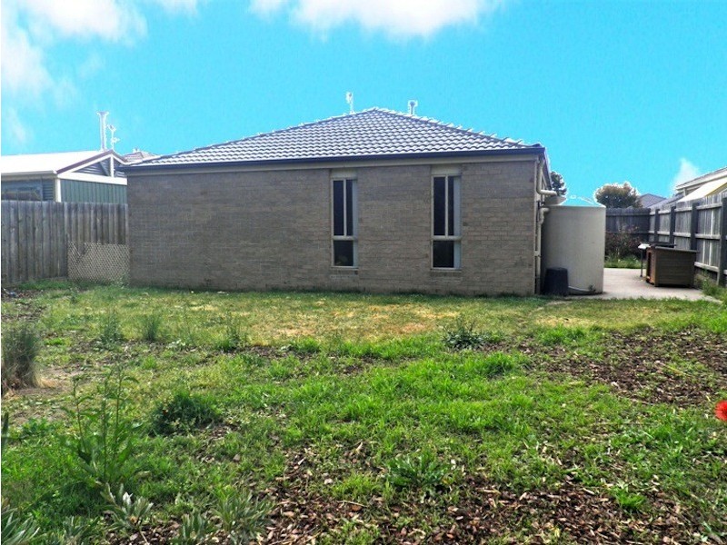 51 Wakenshaw Cres, Pakenham VIC 3810