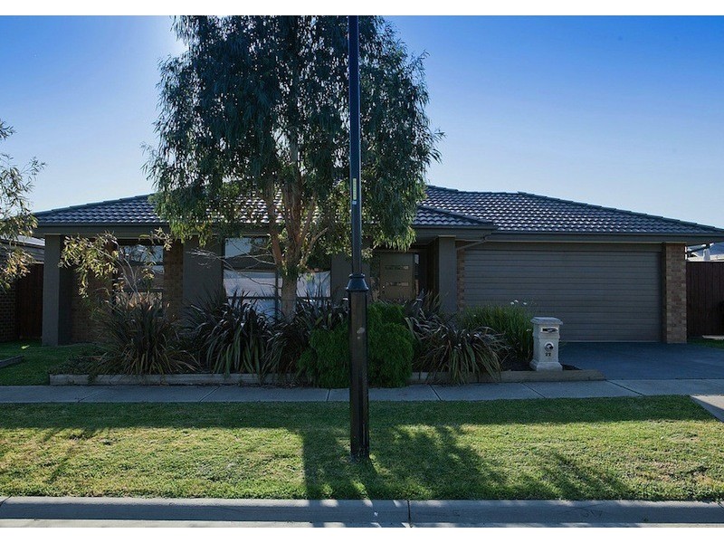 22 Adriana Circuit, Cranbourne VIC 3977