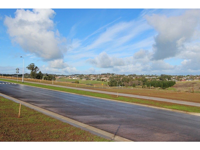 Lot 1-53 McNeilly Estate, Drouin VIC 3818