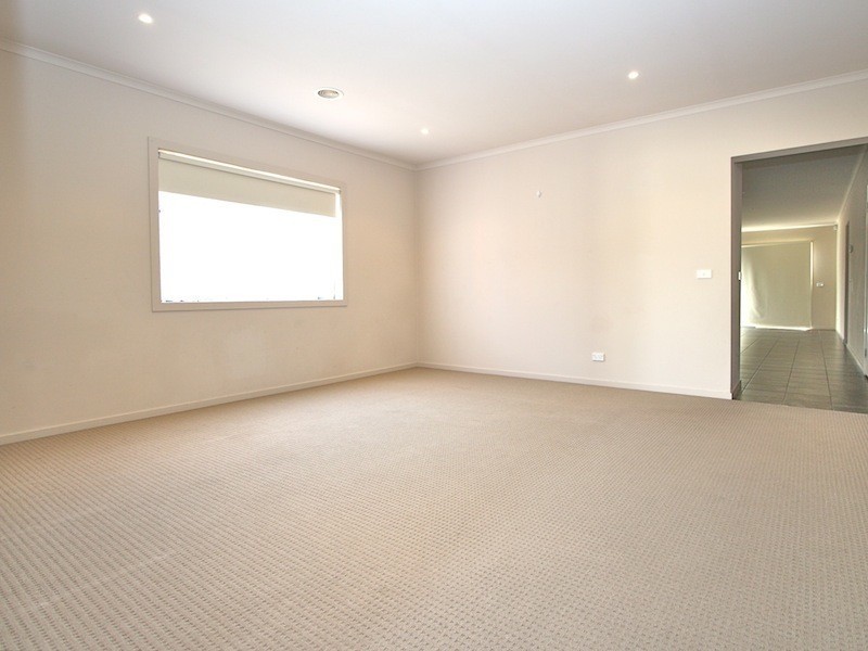 2 Delft Place, Pakenham VIC 3810