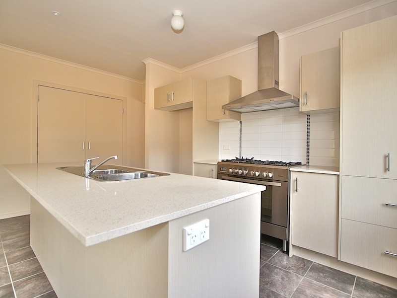 2 Delft Place, Pakenham VIC 3810