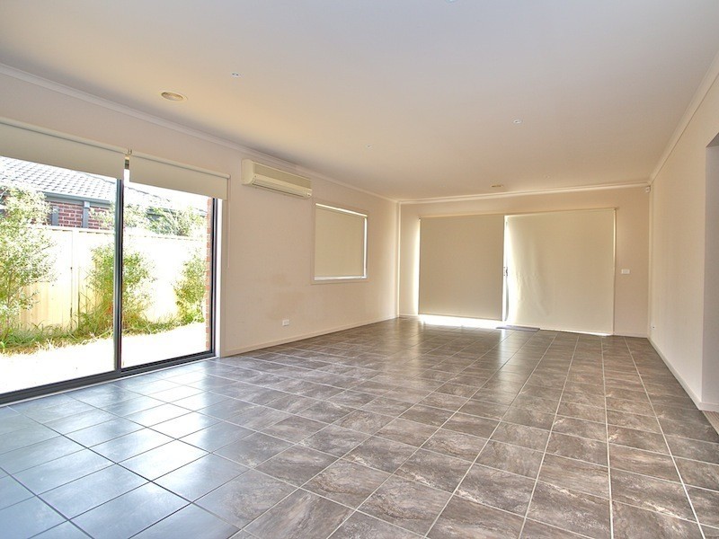 2 Delft Place, Pakenham VIC 3810