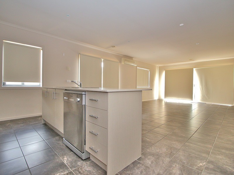 2 Delft Place, Pakenham VIC 3810