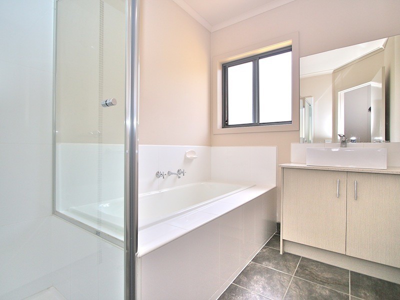2 Delft Place, Pakenham VIC 3810