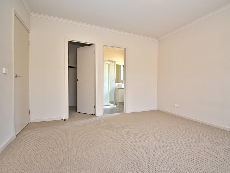 2 Delft Place, Pakenham VIC 3810