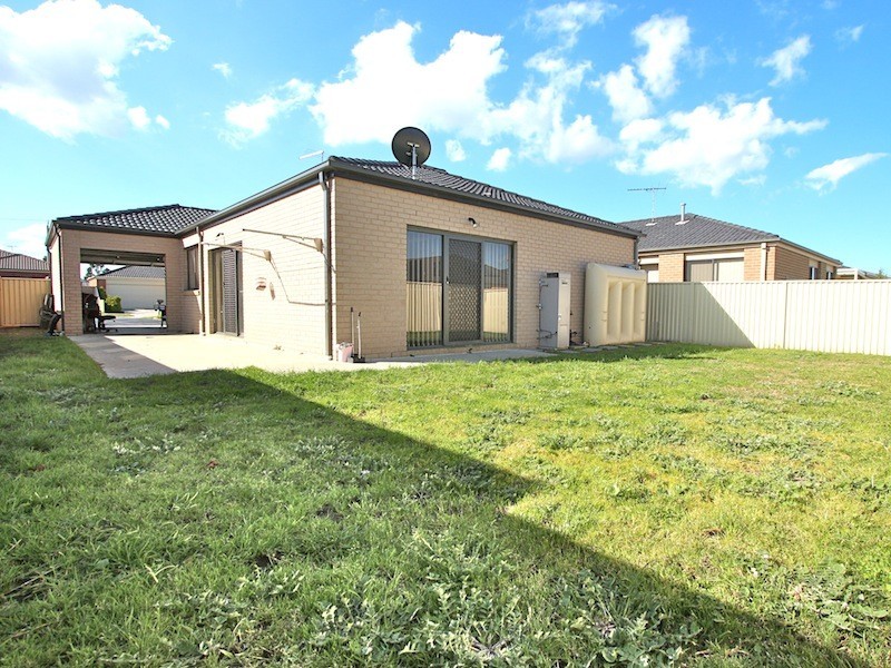 33 Salvia Avenue, Pakenham VIC 3810
