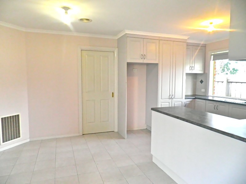 2/13A Templeton Crescent, Pakenham VIC 3810