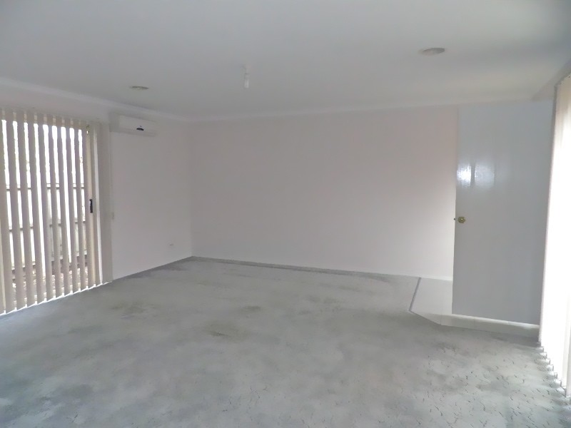 2/13A Templeton Crescent, Pakenham VIC 3810