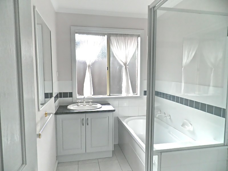 2/13A Templeton Crescent, Pakenham VIC 3810