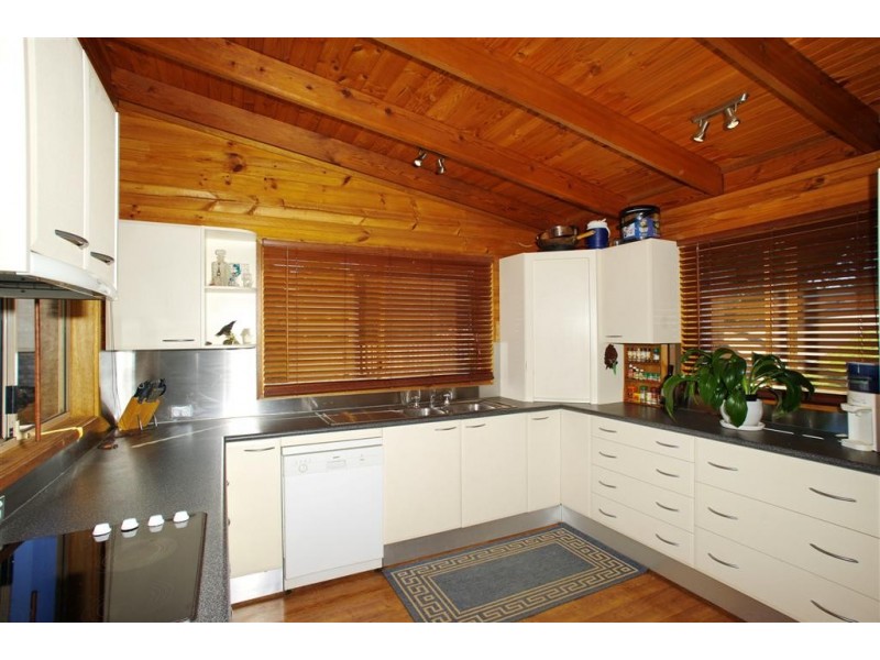 8 Lyndel Close, Soldiers Point NSW 2317