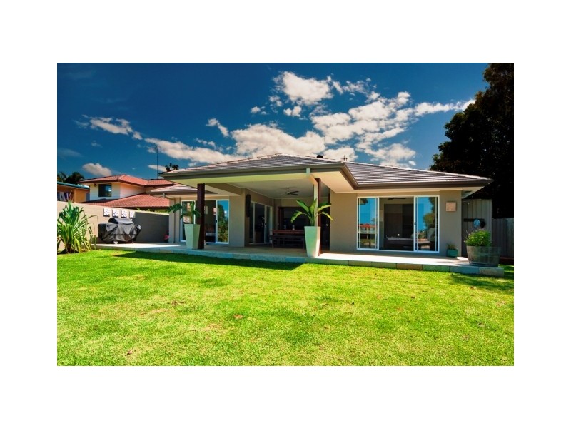 16 Mallawa Drive, Palm Beach QLD 4221