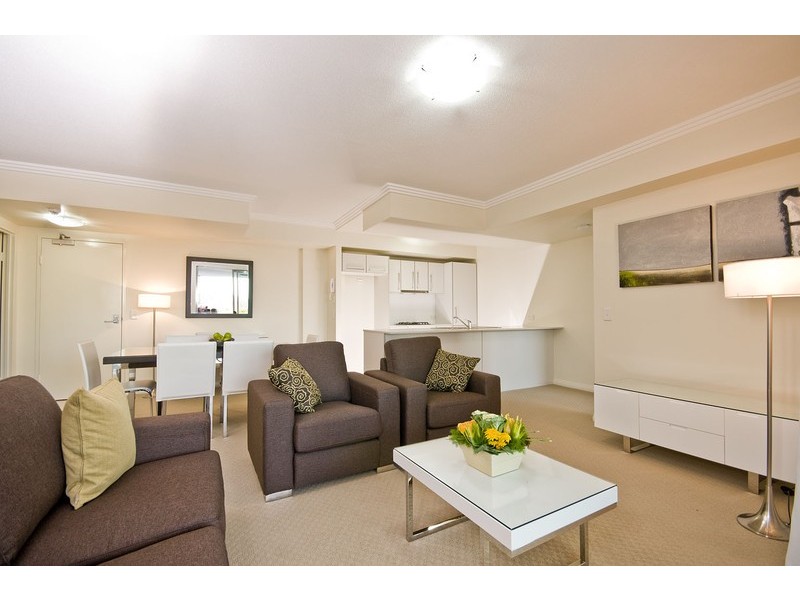 10 Fifth Avenue, Palm Beach QLD 4221