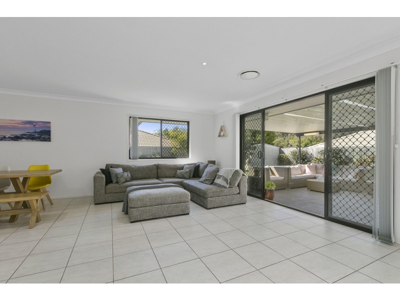 4 Dory Close, Redland Bay QLD 4165