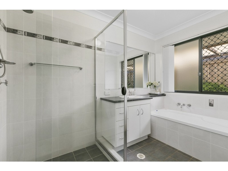 4 Dory Close, Redland Bay QLD 4165