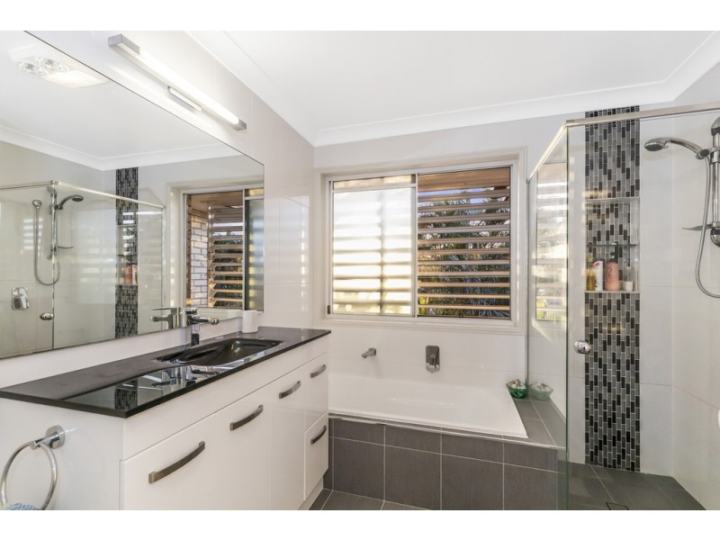 1 Waverley Court, Ormiston QLD 4160