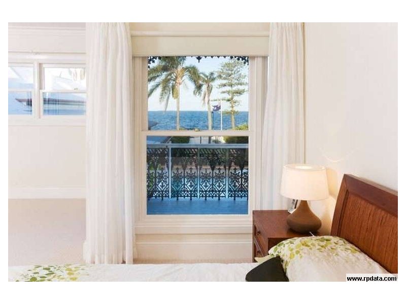 25 Waterloo Esplanade, Wynnum QLD 4178