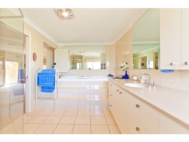 18 Mainroyal Court, Raby Bay QLD 4163