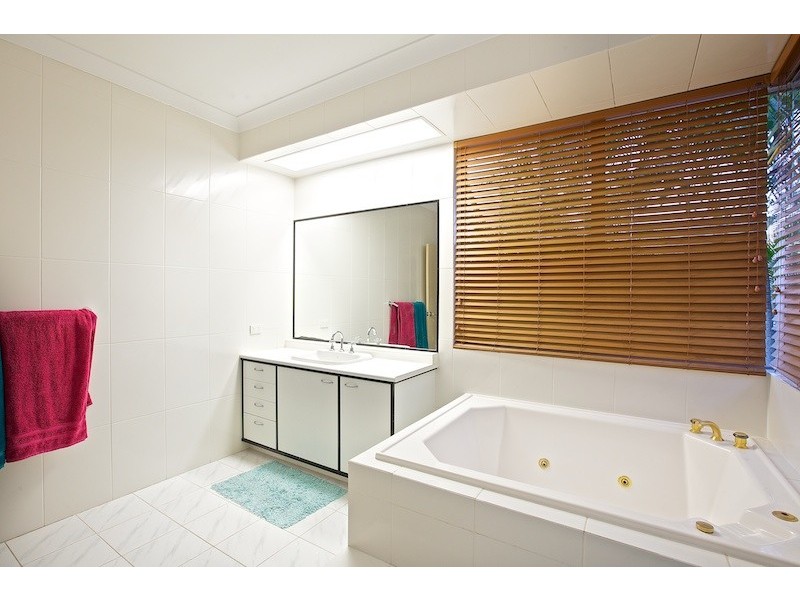 17 Anchorage Drive, Raby Bay QLD 4163