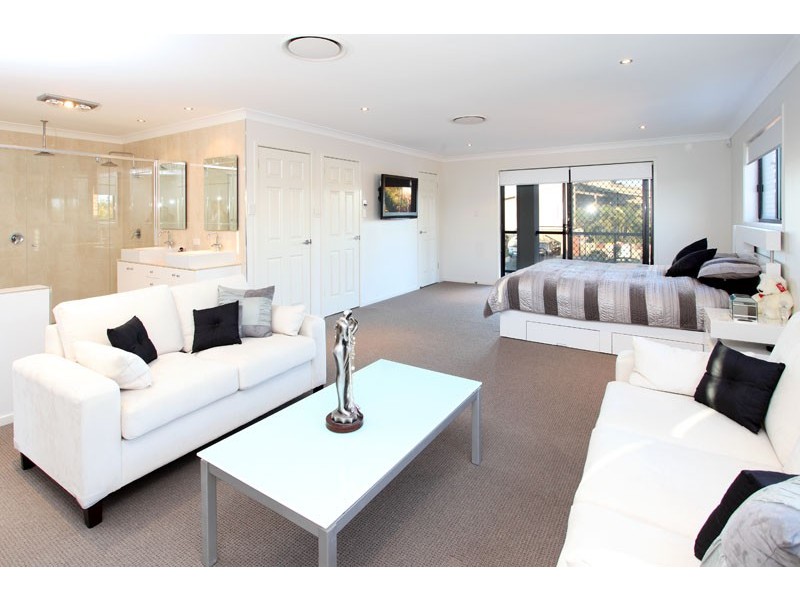 18 Bollard Court, Raby Bay QLD 4163