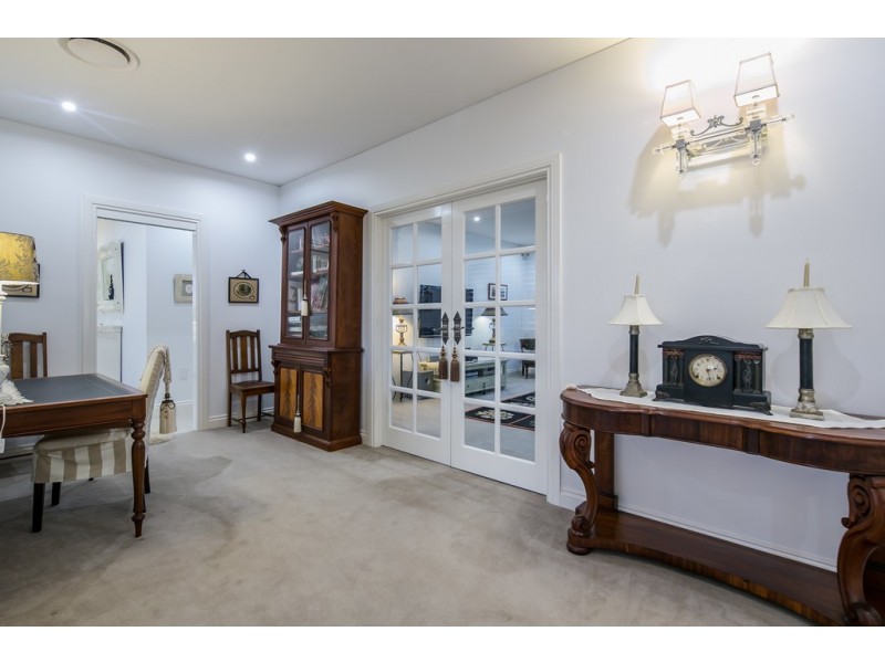 15 Anchorage Drive, Raby Bay QLD 4163