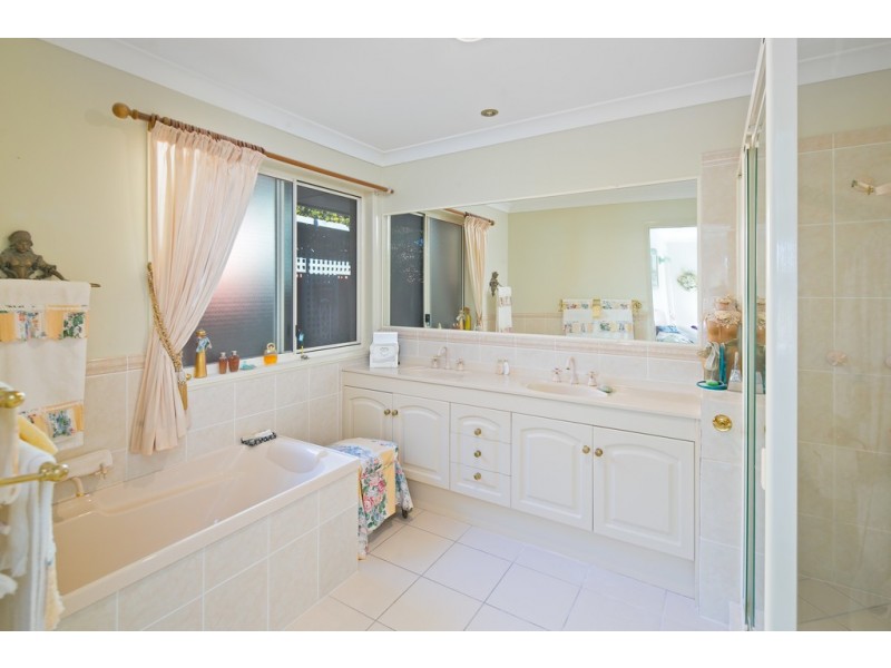 39 TRAFALGAR VALE AVE, Wellington Point QLD 4160