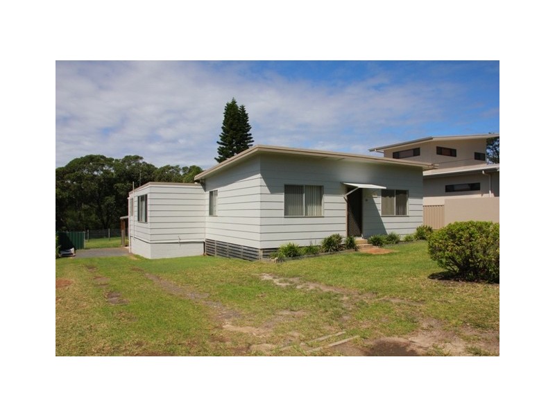18 Princes Highway, Burrill Lake NSW 2539