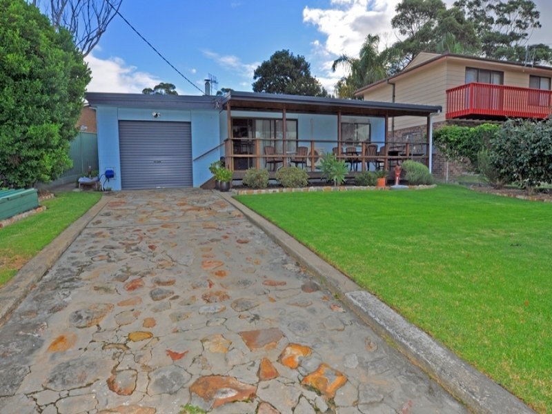 19 River Road, Lake Tabourie NSW 2539