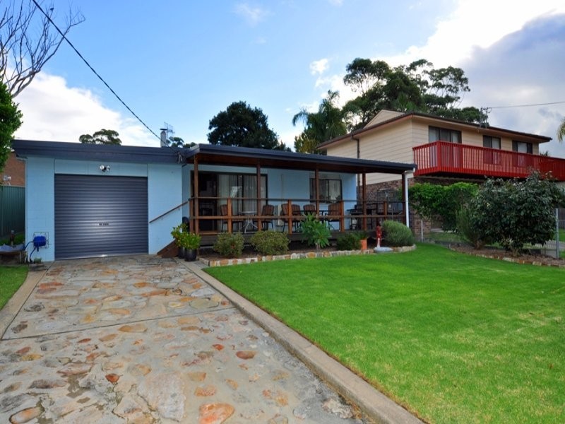 19 River Road, Lake Tabourie NSW 2539