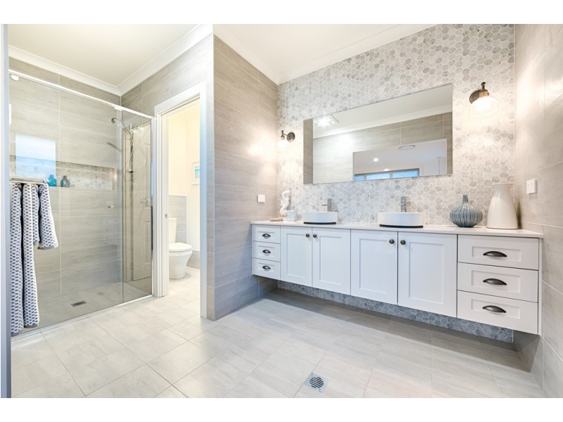 8 Eyre Crescent, Burrill Lake NSW 2539