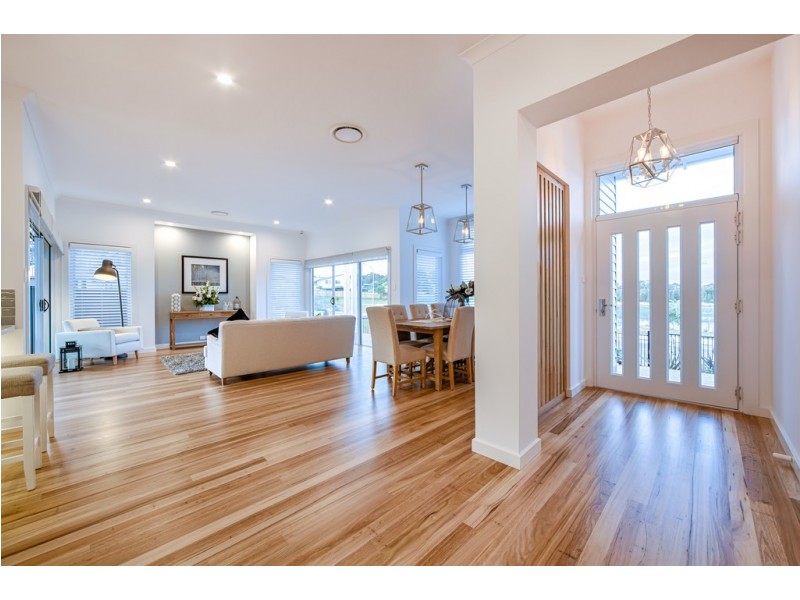 8 Eyre Crescent, Burrill Lake NSW 2539