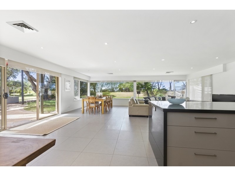 8 Mitchell Parade, Mollymook Beach NSW 2539