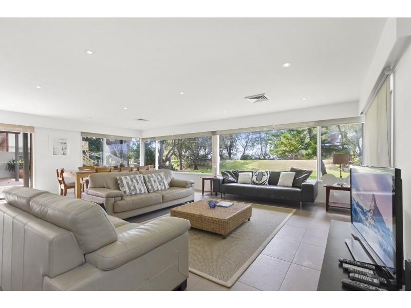 8 Mitchell Parade, Mollymook Beach NSW 2539