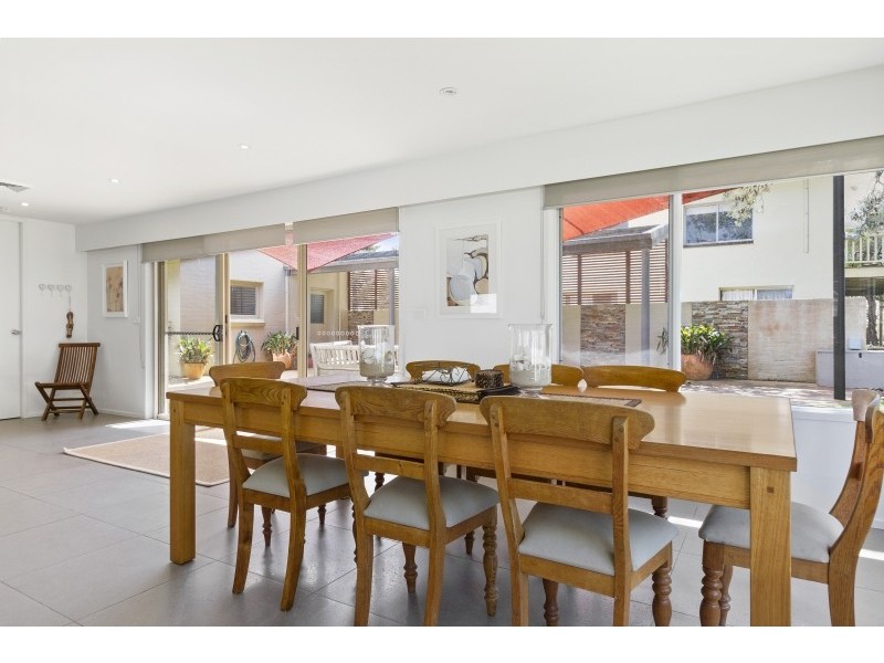 8 Mitchell Parade, Mollymook Beach NSW 2539