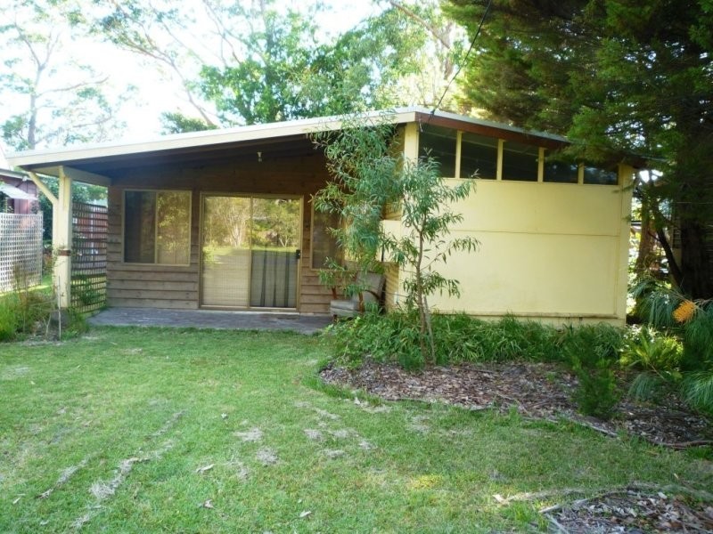 8 Beach St, Tabourie Lake NSW 2539