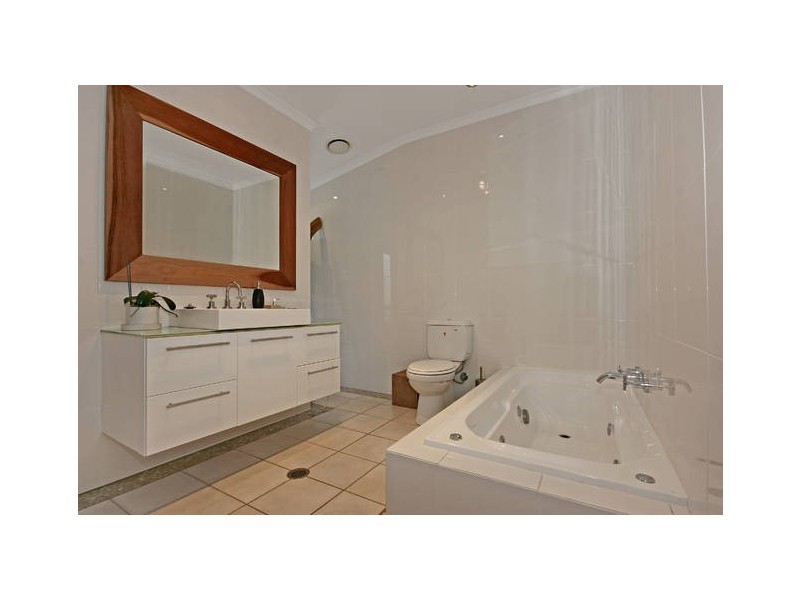 20 Weymouth Rd, Lake Tabourie NSW 2539