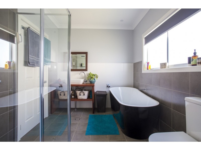 8 Rackham Crescent, Burrill Lake NSW 2539