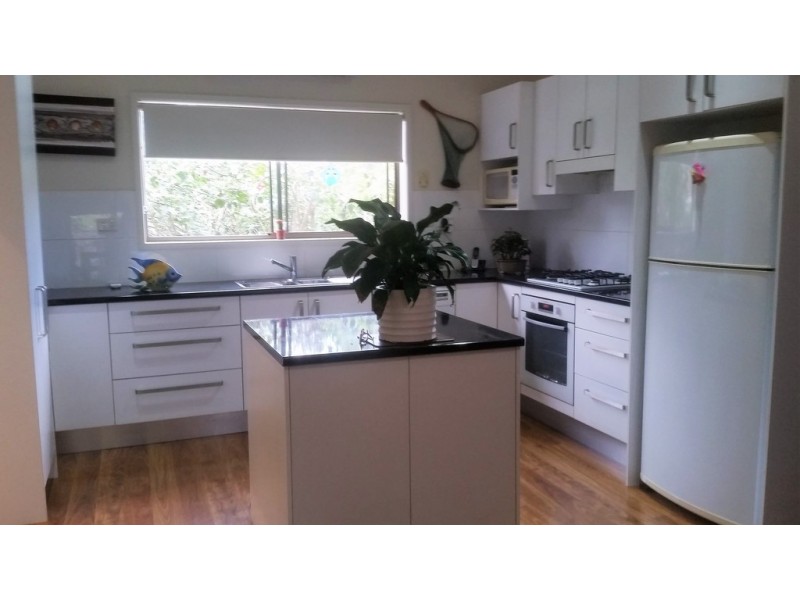 10 Bond Place, Mollymook Beach NSW 2539