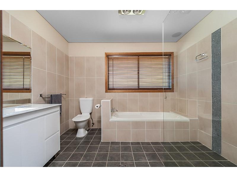 8 Weymouth Road, Lake Tabourie NSW 2539