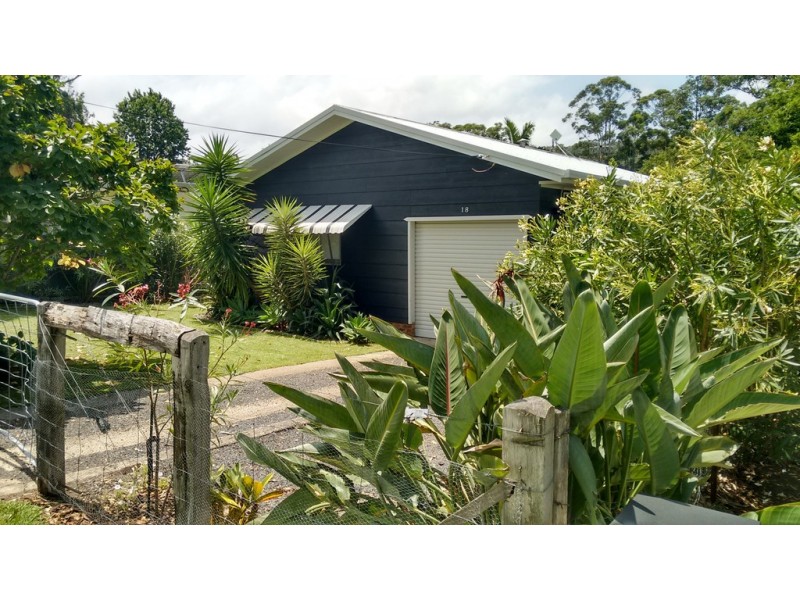 18 Wattle Street, Fishermans Paradise NSW 2539