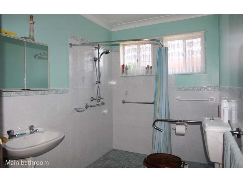 8 Parkview Parade, Mollymook NSW 2539