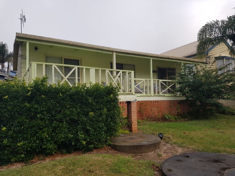 27 River Rd, Lake Tabourie NSW 2539