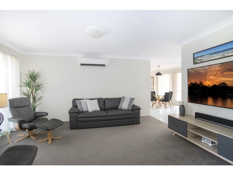 4 Mison Circuit, Mollymook Beach NSW 2539