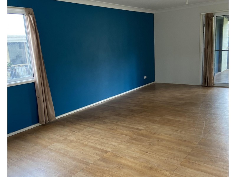 11 River Road, Lake Tabourie NSW 2539