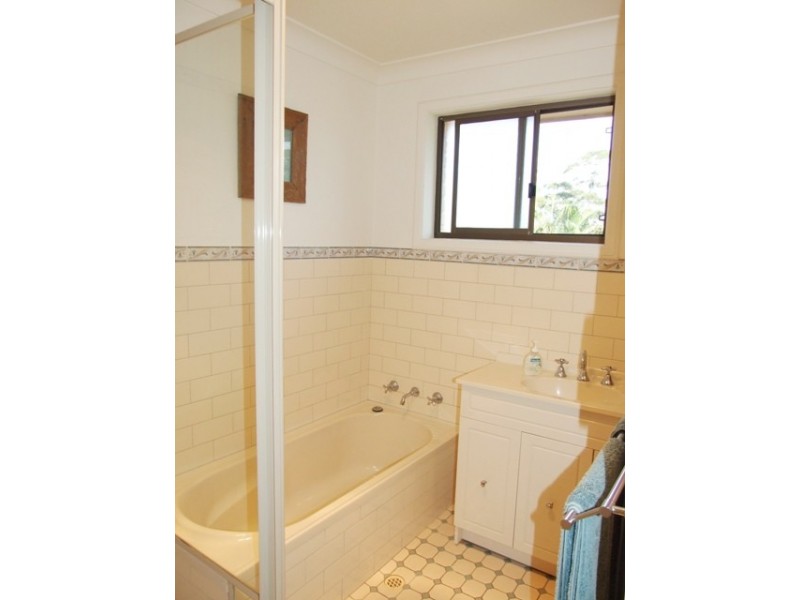 24 Torquay Drive, Lake Tabourie NSW 2539