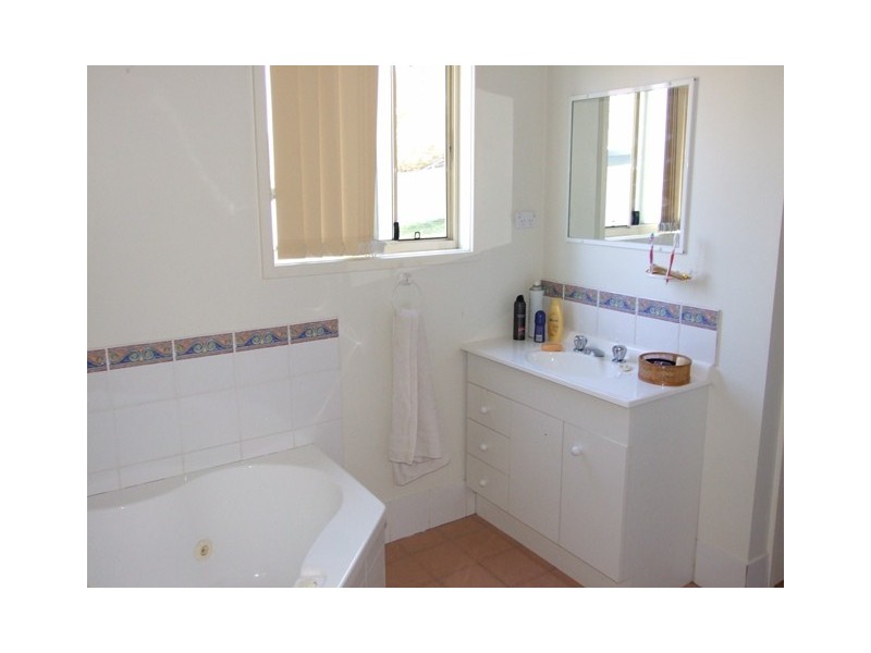 39 River Road, Lake Tabourie NSW 2539