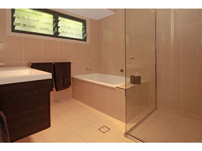 8 Yarrawonga Dr, Mollymook NSW 2539