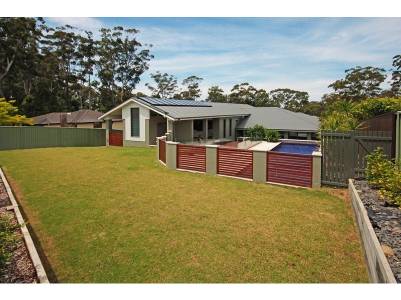 8 Yarrawonga Dr, Mollymook NSW 2539