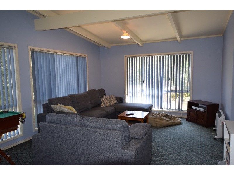 15 Ross St, Narrawallee NSW 2539