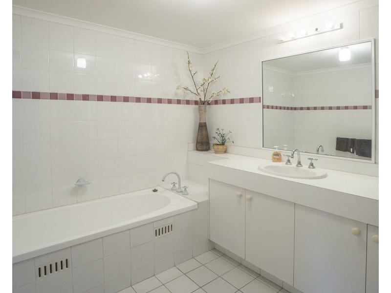 2/1A Fathoms Mitchell Parade, Mollymook NSW 2539