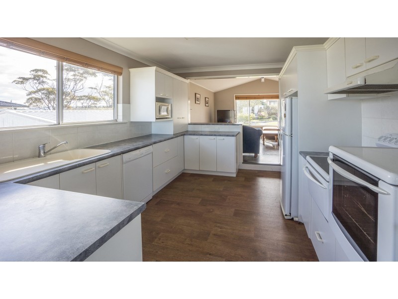 10 Jones Avenue, Mollymook NSW 2539